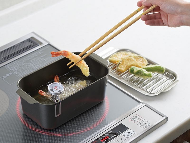 食彩亭 角型蓋付天ぷら鍋(アミ・温度計付) | 株式会社タマハシ
